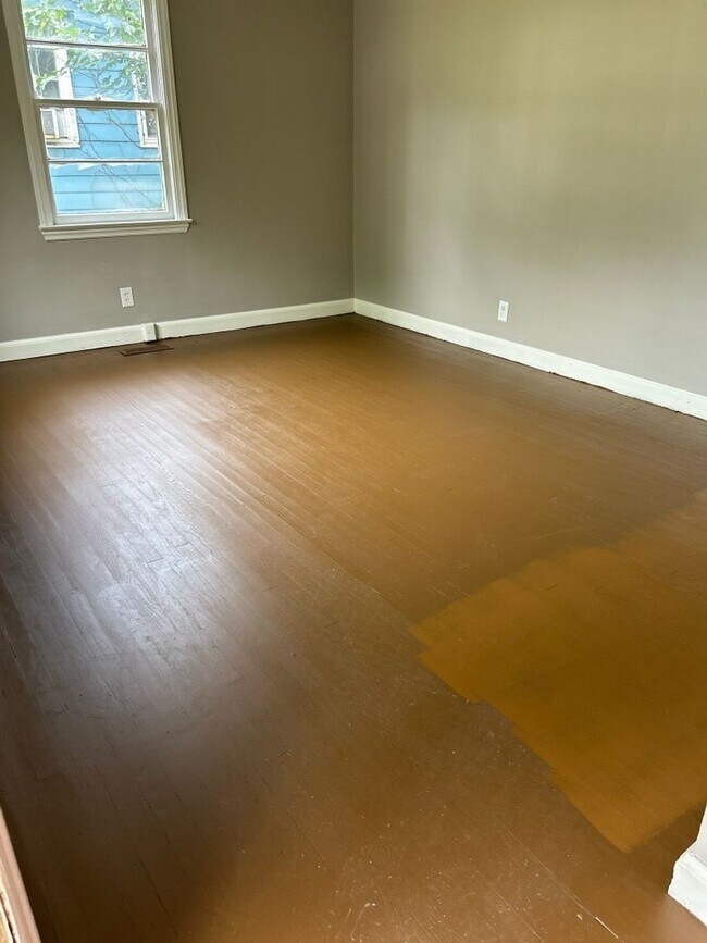 Building Photo - Two Bedroom One Bath House in Winston Salem