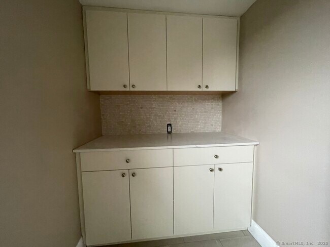 Building Photo - 174 Fairview Ave