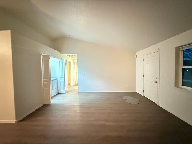 Foto del edificio - 2 bed 2 bath house. New flooring and fresh paint!!