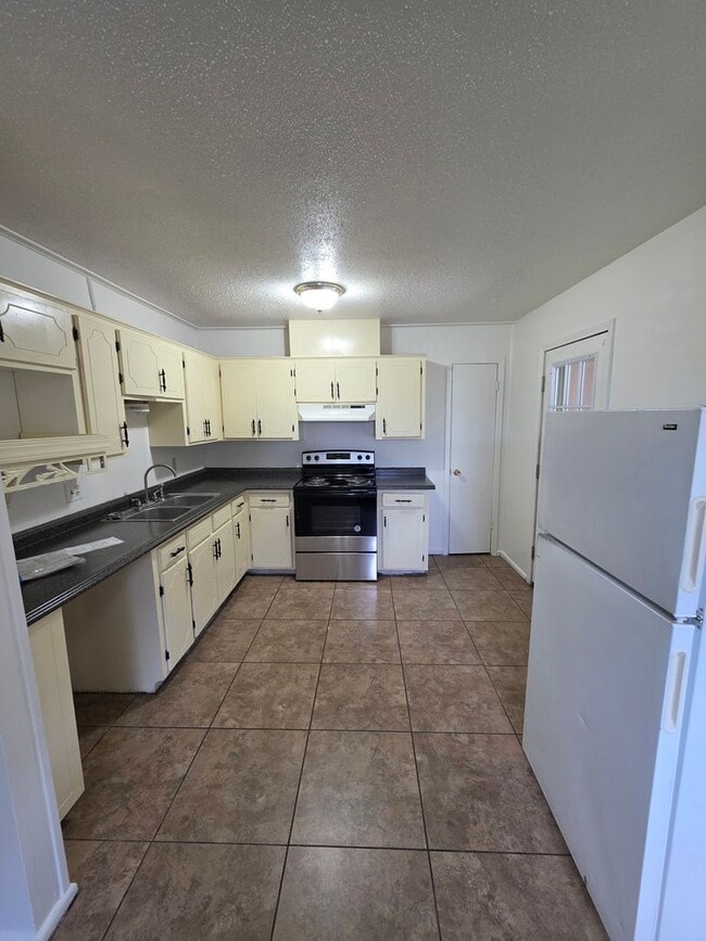 Building Photo - 111 Yelco Dr