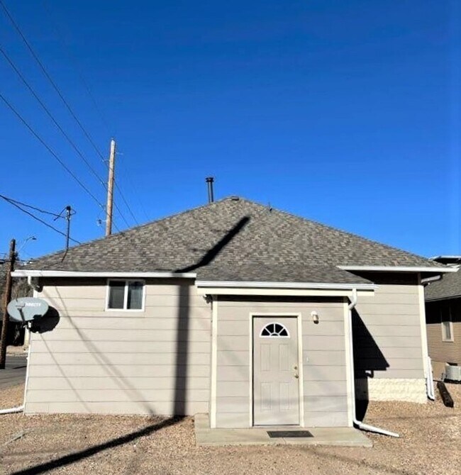 Building Photo - LEASING! Available June 30th