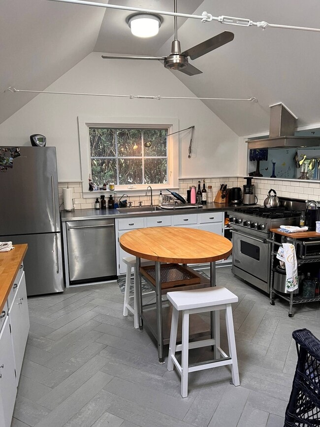 Building Photo - 11 Miller Ln W