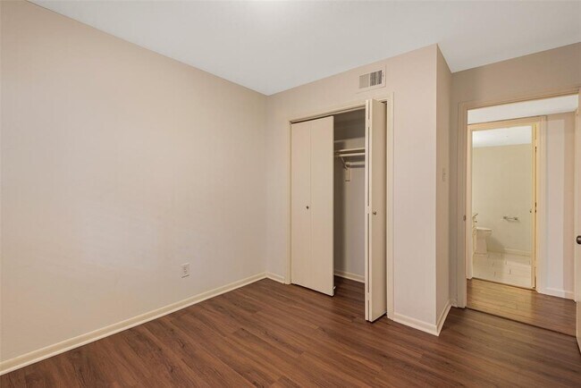 Building Photo - 1601 S Shepherd Dr