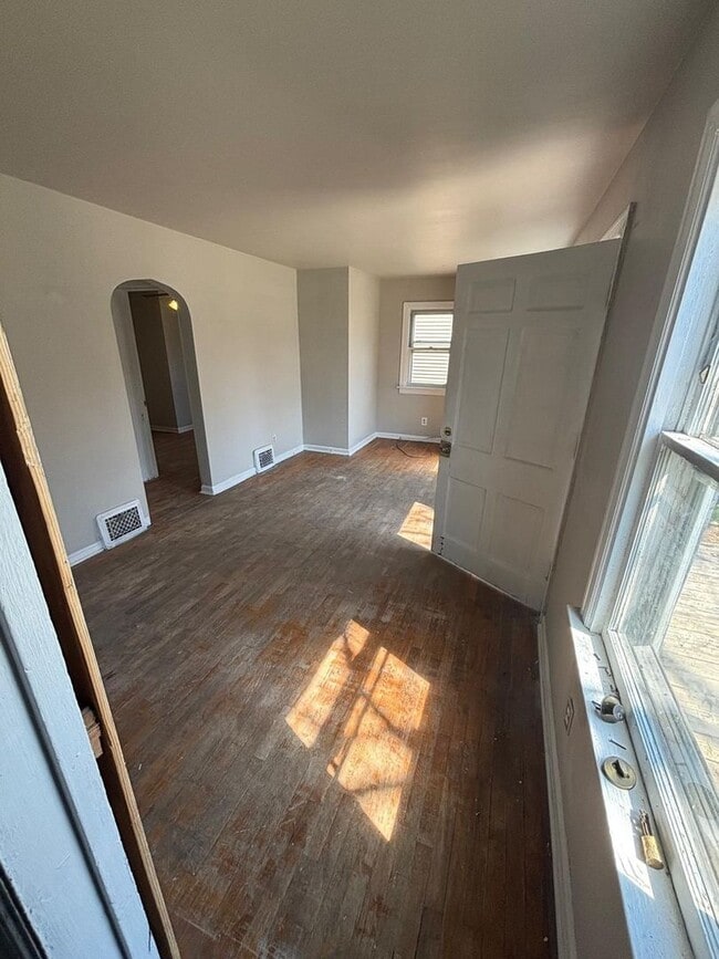 Building Photo - 1216 W Mt Hope Ave