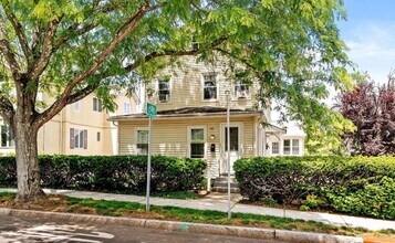 Building Photo - 106 Spruce St