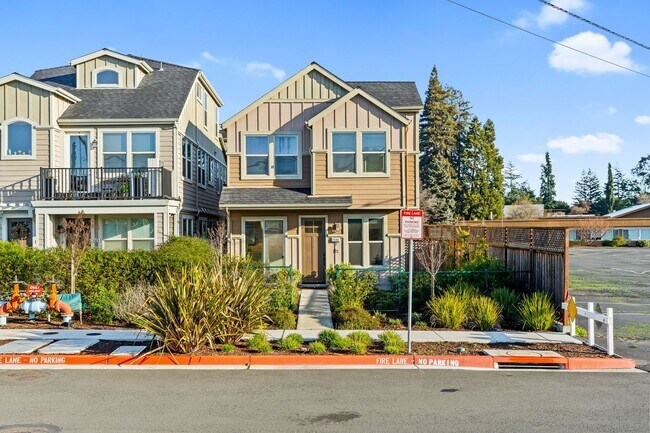 Building Photo - 2 bed 2.5 bath + Bonus room Newer Construc...