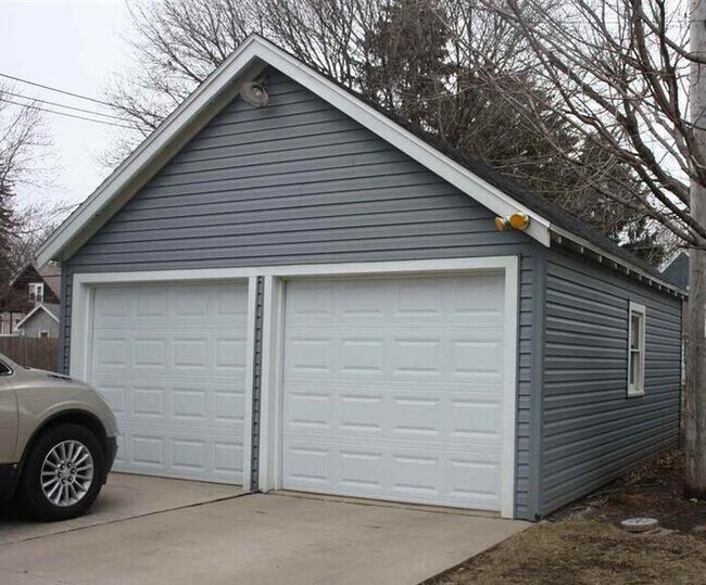 Foto del edificio - Spacious 3 Bedroom Upper With Garage.