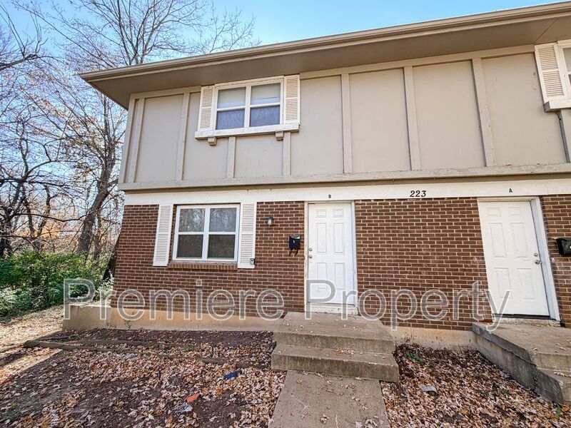 Foto principal - 223 N Oak Dr