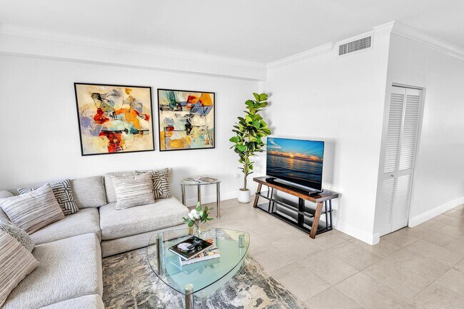 Building Photo - Spacious & Fully Renovated Townhome in East Hollywood – Prime Location!