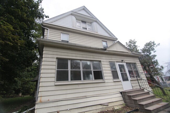 Building Photo - Charming 4-Bedroom Home with Modern Amenit...