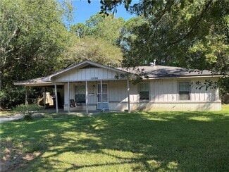 Building Photo - 1308 Charmaine Cir