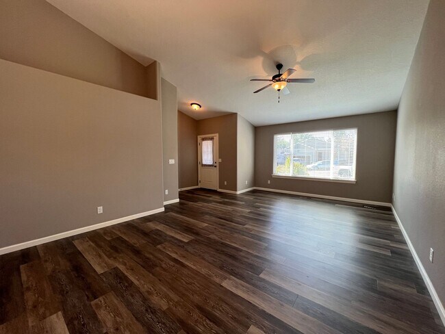 Building Photo - Well Maintained Three Bedroom Home in Sout...