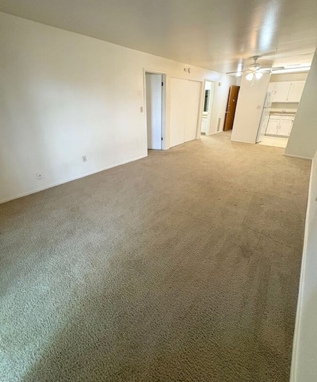 Building Photo - 1 Bedroom Condo Located near UofU!