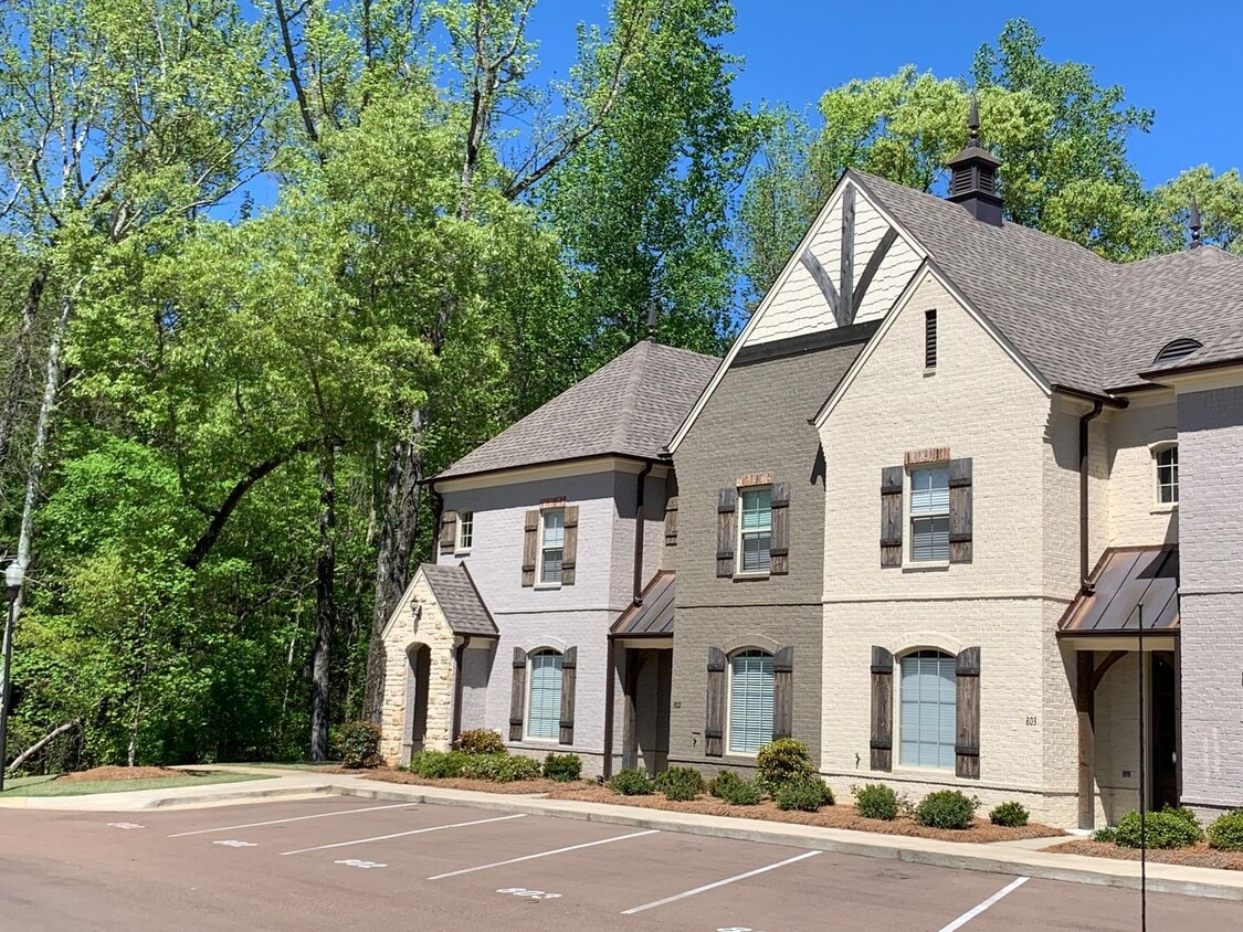 FULLY FURNISHED 3 bed 3.5 bath condo near pool in desirable Creekside neighborhood! - FULLY FURNISHED 3 bed 3.5 bath condo near pool in desirable Creekside neighborhood!