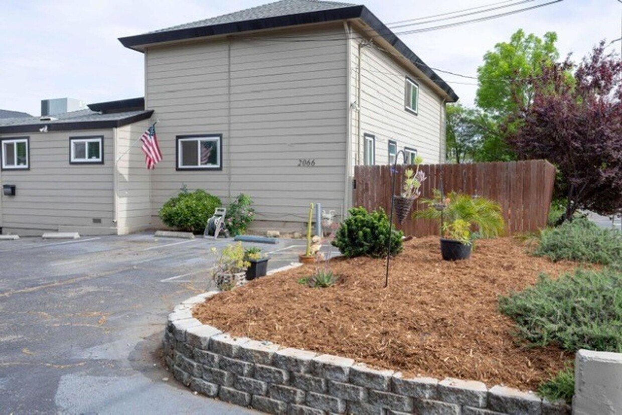 2066 Placer St Unit A, Redding, CA 96001 Room for Rent in Redding, CA
