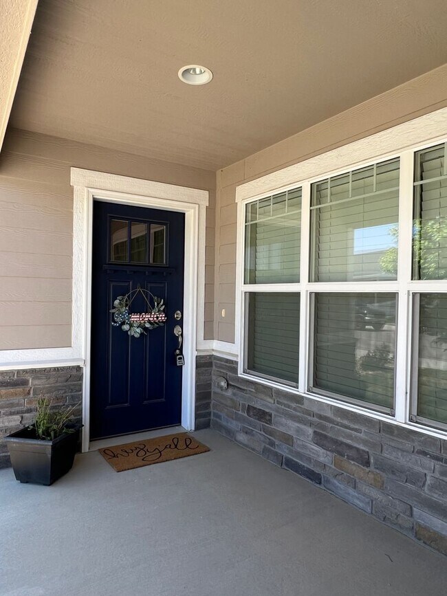 Foto del edificio - Gorgeous 3BD/2.5BA Newer Build Home in Fre...