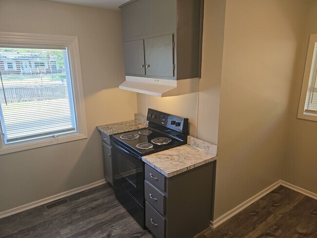 Building Photo - 3 bedroom 1 bath house