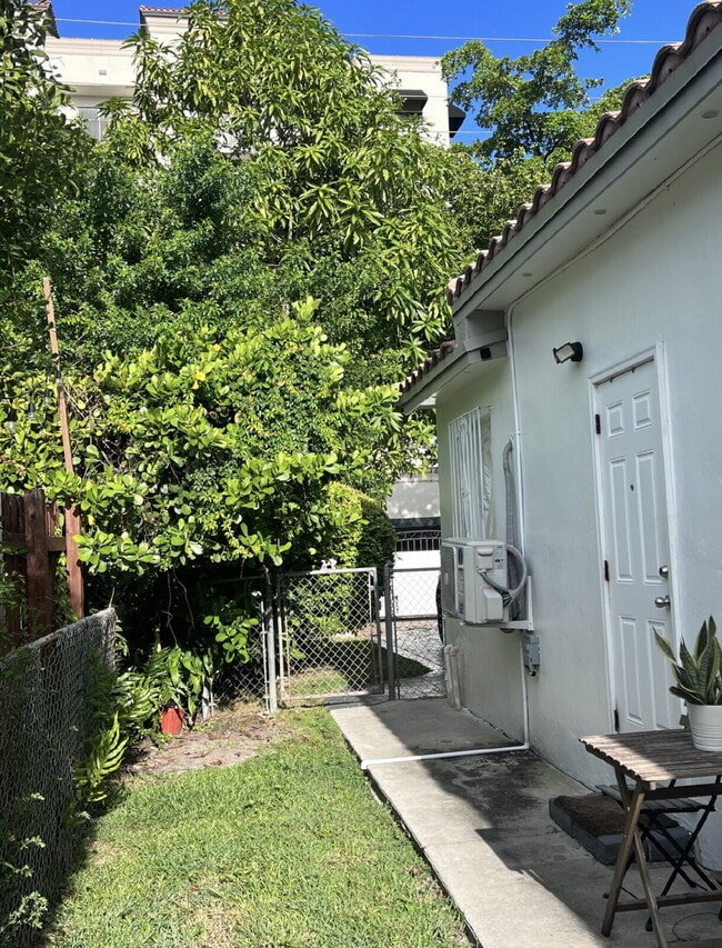 Building Photo - Efficiency/Studio for Rent – Available Imm...