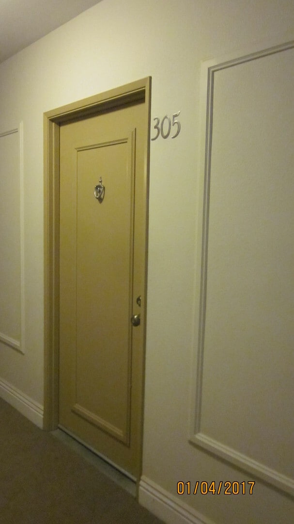 Foto del edificio - HILLCREST - 1 BED / 1 BATH TOP FLOOR CONDO.