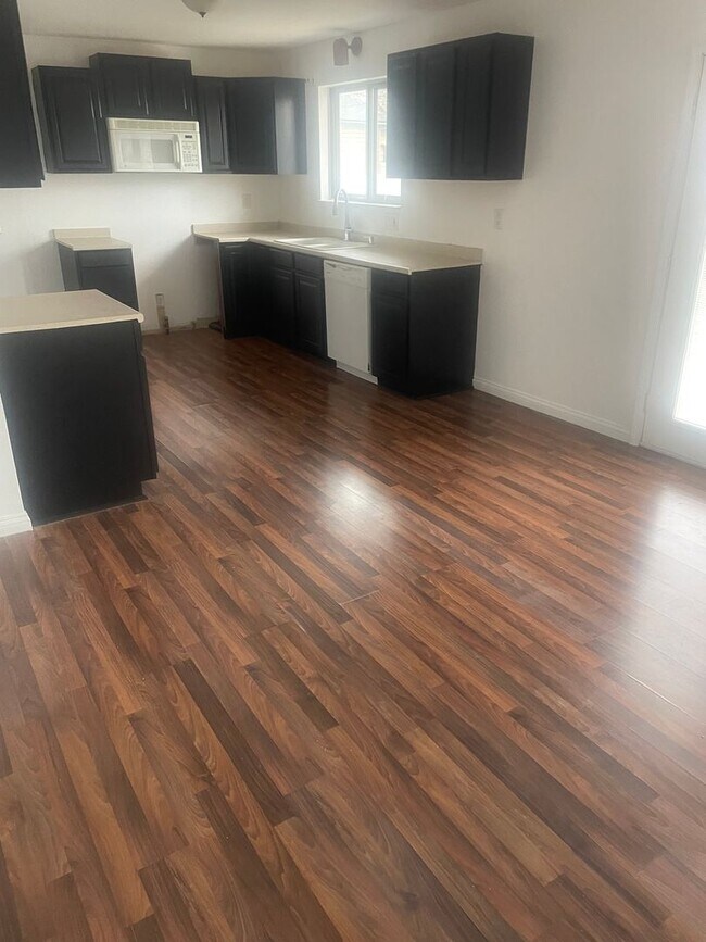 Foto del edificio - Move-In Ready 3-Bed in Hazelwood