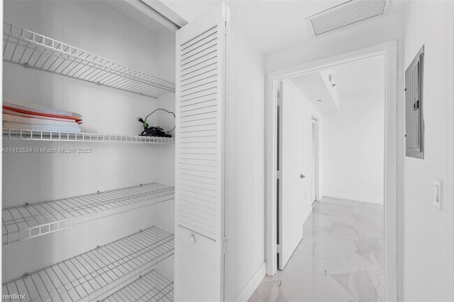 Foto del edificio - 1 br, 1 bath Condo - 950 Brickell Bay Dr A...
