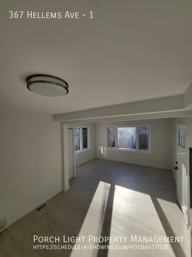 Building Photo - Main Floor 2 Bedroom with Back Deck, Priva...