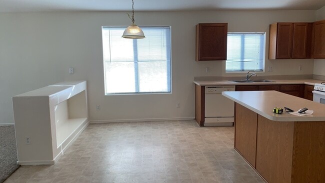 Building Photo - 4 Bedroom 2 Bath - 1870 Sq. Ft. Home - Ajo...