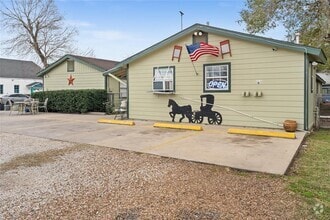 Building Photo - 2200 Peach Ave