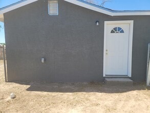 Building Photo - 500 E Country Club Rd