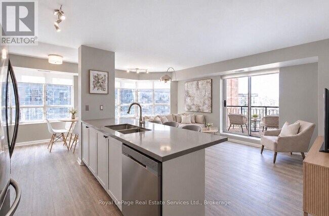 Photo du bâtiment - 1000 King St W