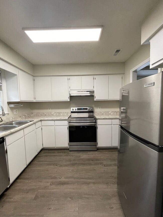 Foto del edificio - APPLICATION PENDING: 720-A Powell Drive ~Newly Renovated~ End Unit ~ Convenient to Powell Drive P...