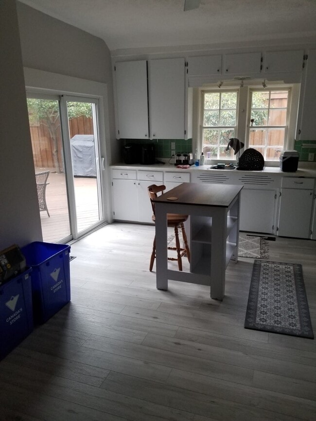 Building Photo - 664 Olde Victoria St