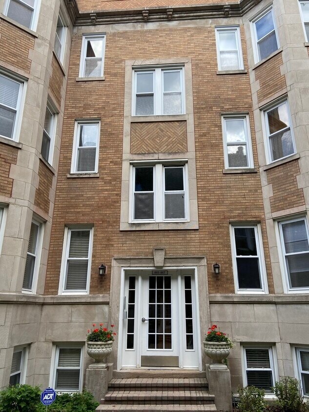 Primary Photo - 867 W Cornelia Ave