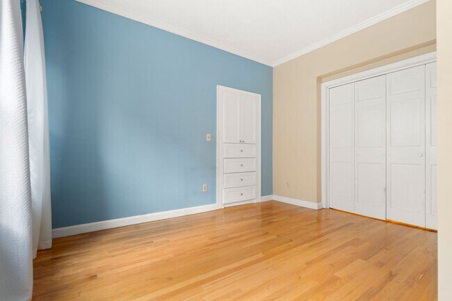 Building Photo - 43 Irving St