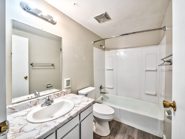 bathroom - Oakhurst Apartments