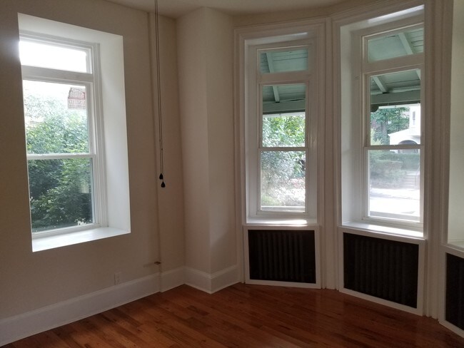 Ventanas de la sala de estar. - 412 W Chelten Ave