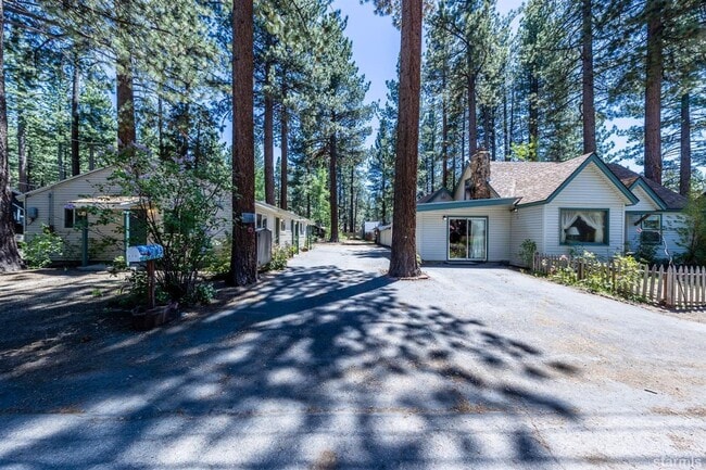 Building Photo - Large and Cozy 4BD for 8, home available f...