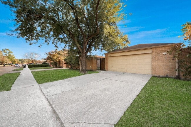 Building Photo - 2471 Falls Church Dr