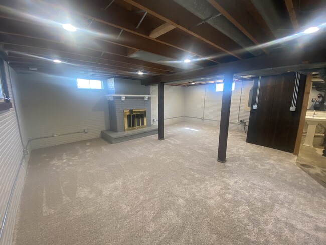 Building Photo - 307 W Sheridan Dr
