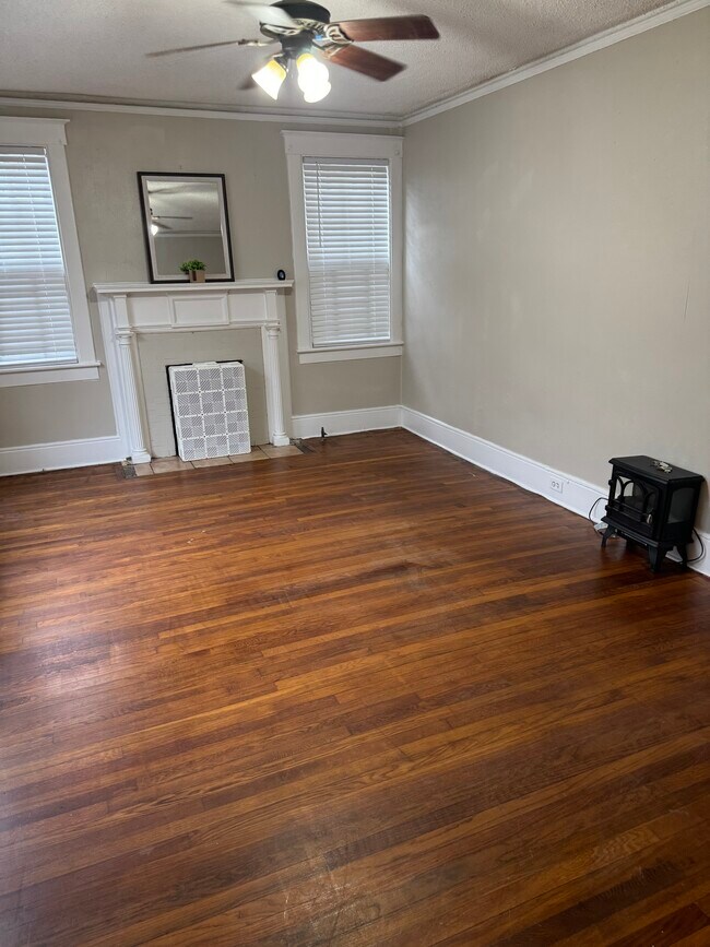 Amplia sala de estar con pisos de madera - 803 E Park Ave