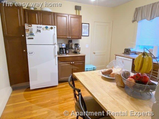 Building Photo - Large 5 room Two Bed * 2 Parking * Laundry...