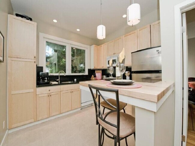 Building Photo - 1 Telegraph Hill Blvd