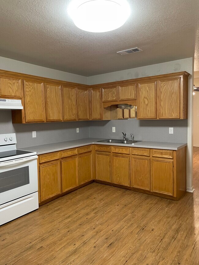 Building Photo - 1700 Aztec Trace