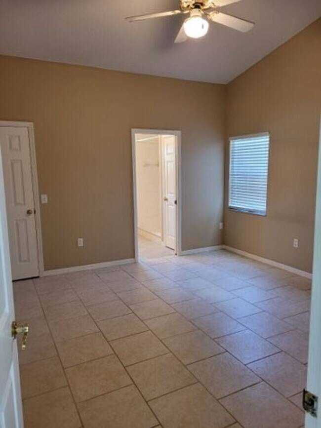 Foto del edificio - Corner Lot Rental Home!