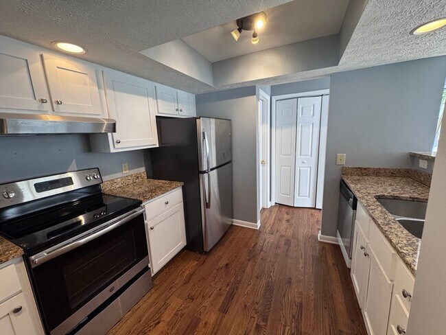 Foto del edificio - 2 bedroom/2.5 bath in Brentwood (Nipper's Corner)