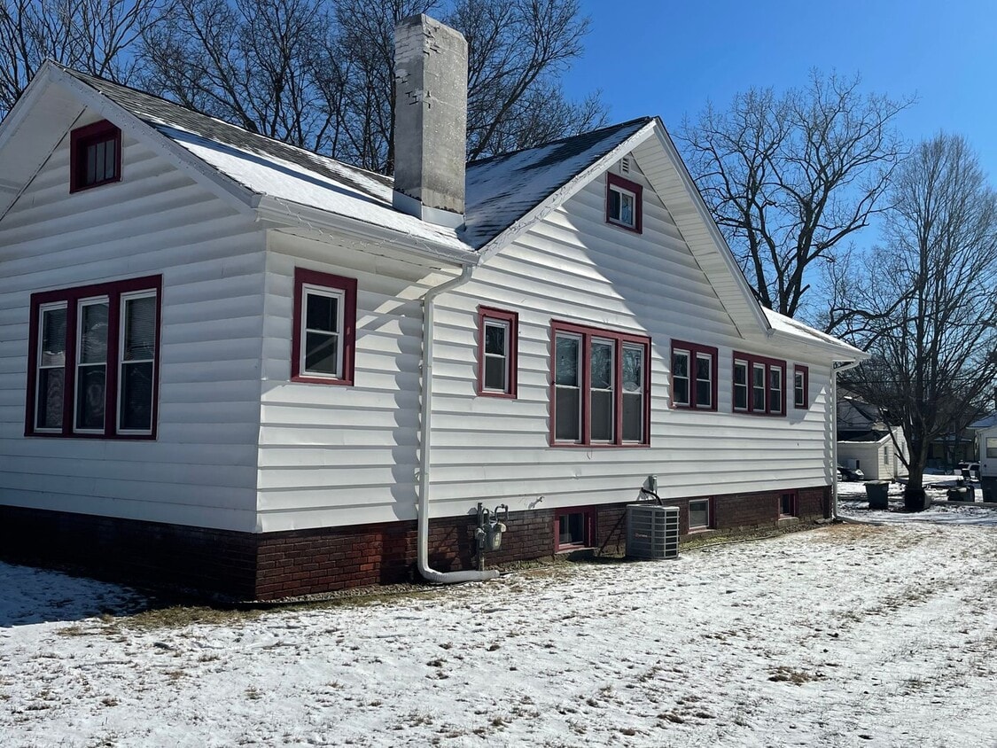 3 Bedroom 2 Bathroom on Campus! - 3 Bedroom 2 Bathroom on Campus!