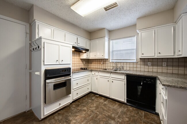 Foto del edificio - 351 Towne House Ln