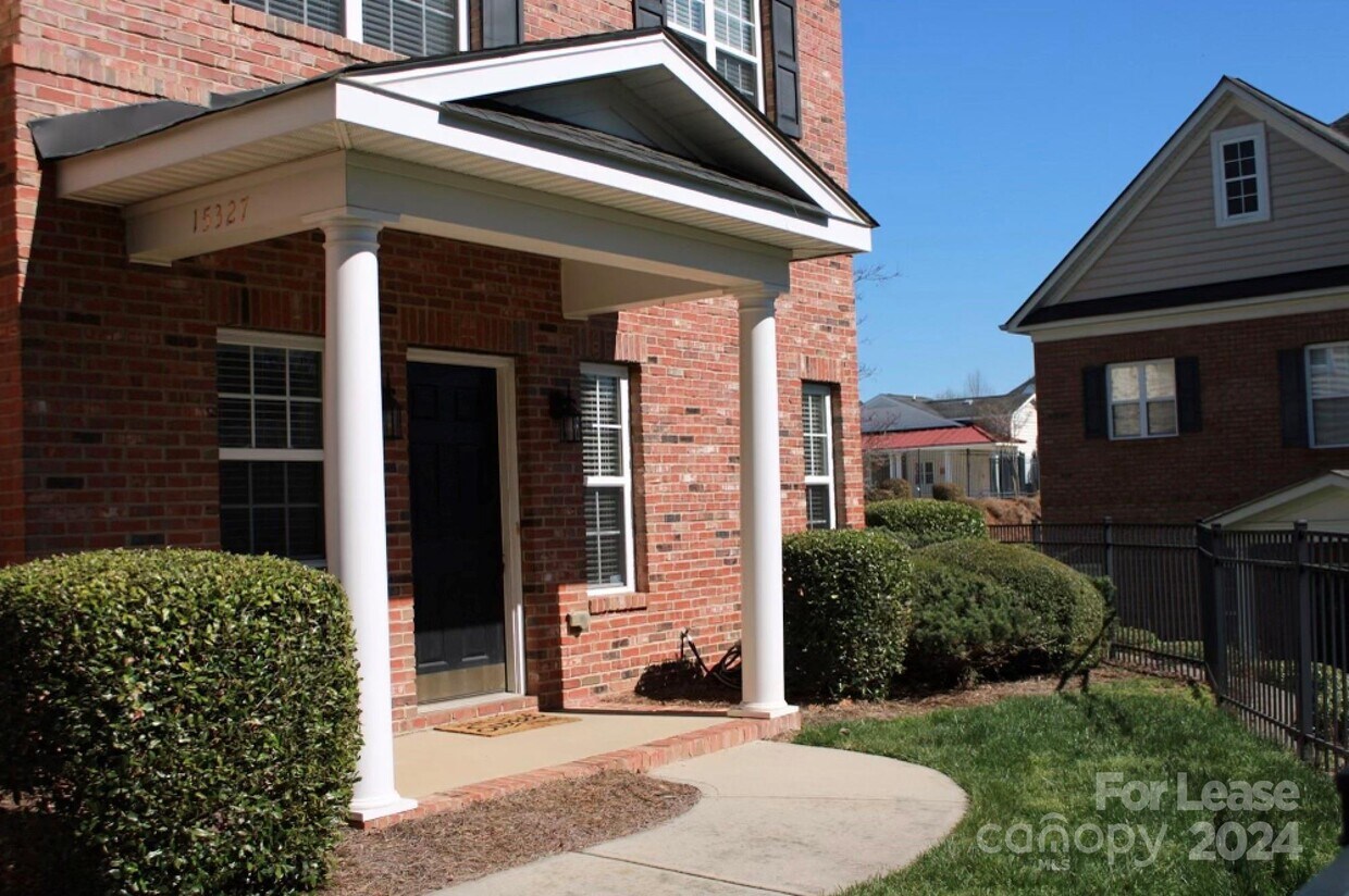 15327 Pahlmeyer Ln, Charlotte, NC 28277 Condo for Rent in Charlotte