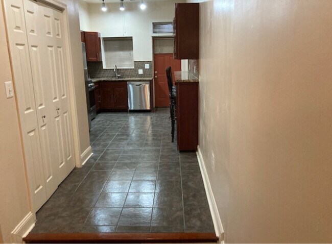 Foto del edificio - 2223 Brookfield Ave