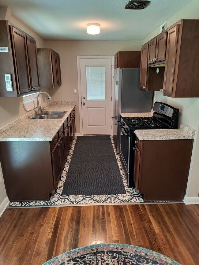 Foto del edificio - GORGEOUS REMODELED 3 BEDROOM 2 BATH